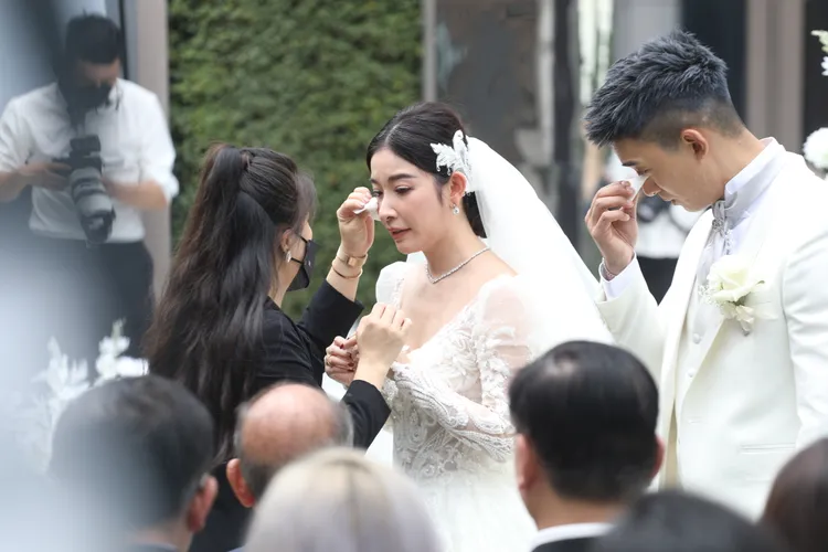 王家梁（右）婚禮正式開場後也是哭不停，許維恩也是。陳明中攝