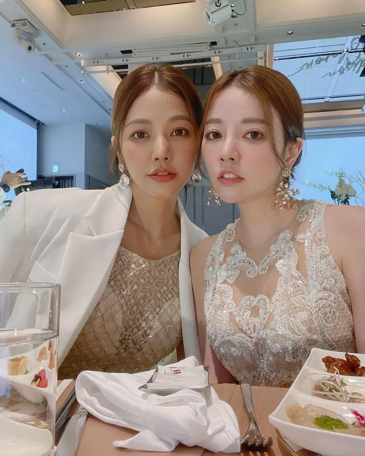 許菲菲（右）婚禮後曬出和大姊許路兒高顏質合照。翻攝許菲菲IG