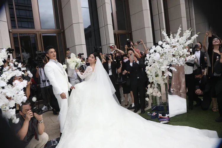 準備丟捧花囉。陳明中攝