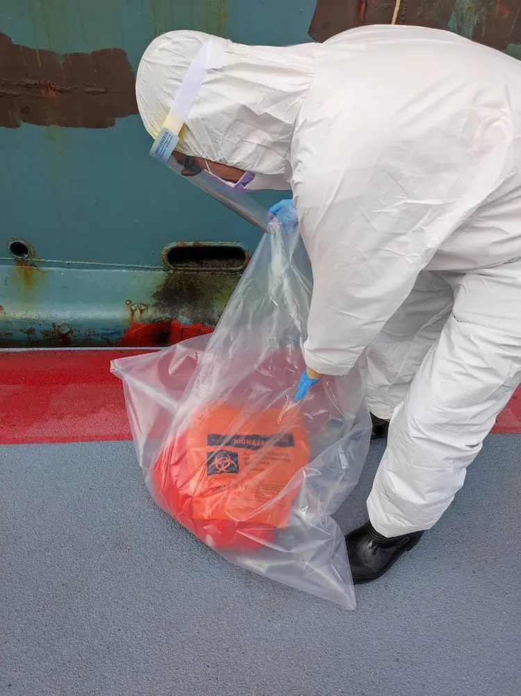 台中港檢疫站派員進行清消，並將豬肉帶回銷毁。台中海巡隊提供