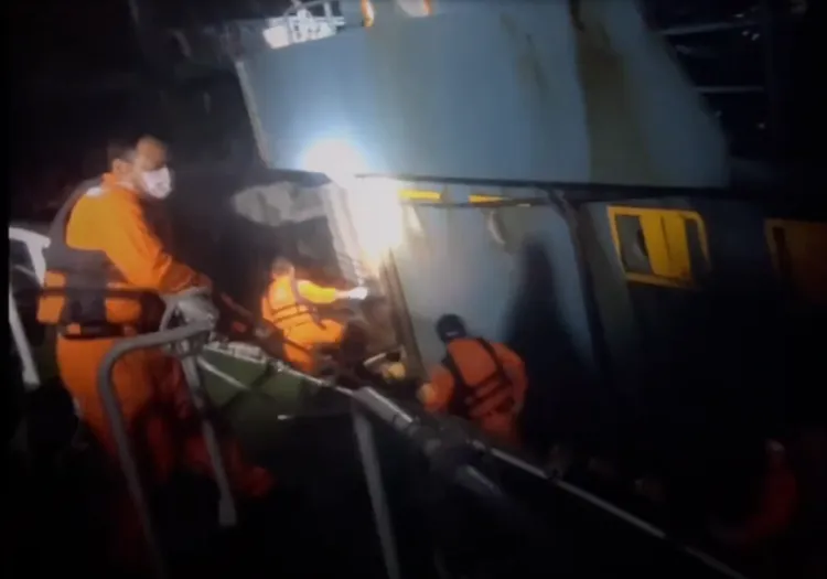 海巡人員冒險強行登上中國籍漁船，在船內查扣7公斤豬肉。台中海巡隊提供