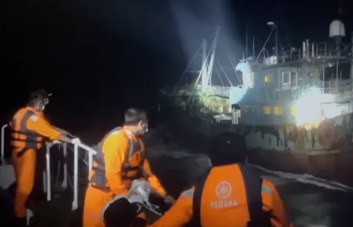 又見中國漁船撈過界 蛇行拒檢!海巡強勢扣船逮13人還發現豬肉7公斤