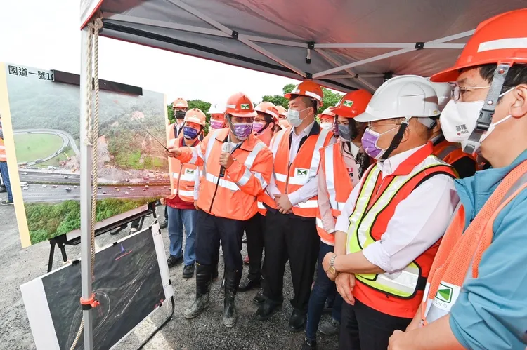 蘇貞昌聽取簡報。翻攝畫面