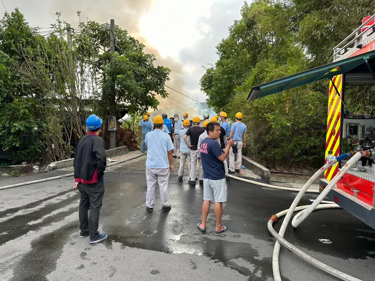 附近化工廠及通運公司人員，擔心遭火勢波及，站在起火處遠處觀察。讀者提供