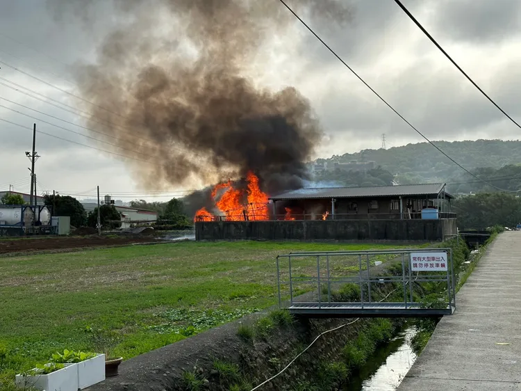 倉庫大火引起附近居民恐慌。讀者提供