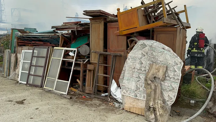 起火倉庫堆放大批木製舊家具。讀者提供