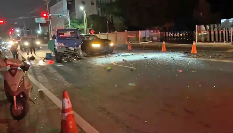 事故現場一片凌亂。民眾提供