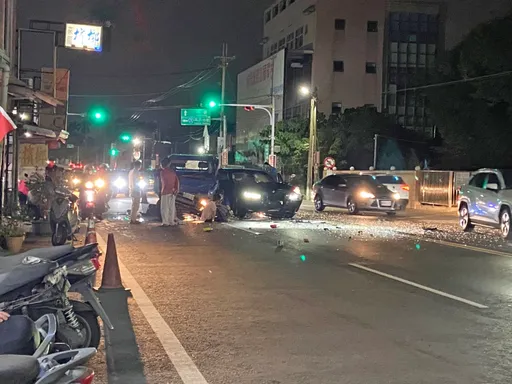 彰化神車手!貨車逆撞BMW大7 順時針旋轉最後同向併排