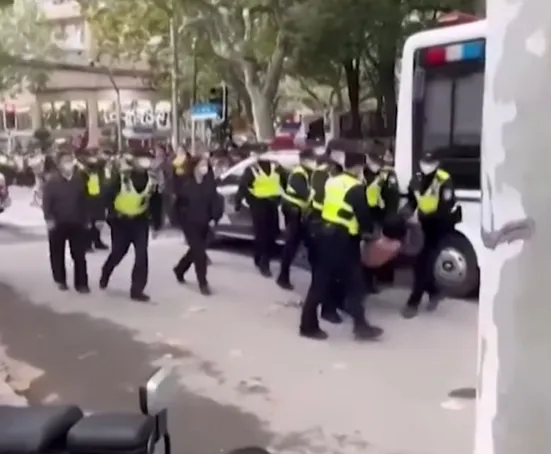 男子看似最後被拖行逮捕。引自美国之音中文网 