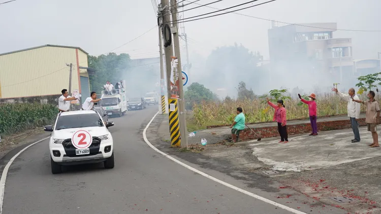 翁章梁今日上午行程至朴子掃街，下午則到太保爭取選票。翁章梁團隊提供