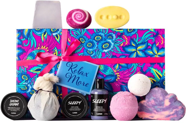 百貨獨家！Q小路LUSH放鬆一刻禮盒，推薦價3550元，11/16(三)-11/19(六)不限金額消費贈精美小皂(限量300份)