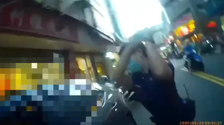 警方破窗過程。翻攝畫面