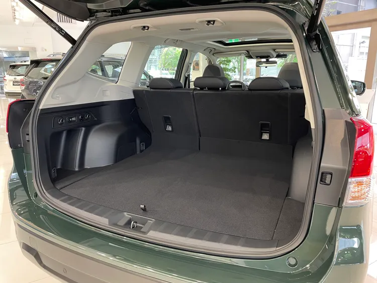 將座椅向前倒平之後，整體置物平整度相當出色，另外小改款也在行李廂兩側新增多處掛勾，電動尾門是森黑版標準配備。林浩昇攝