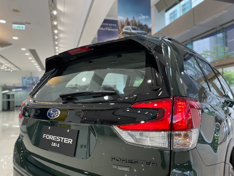 廂蓋檔風玻璃與尾燈之間原先車身同色的鈑件處，改施以亮面黑色烤漆處理。林浩昇攝