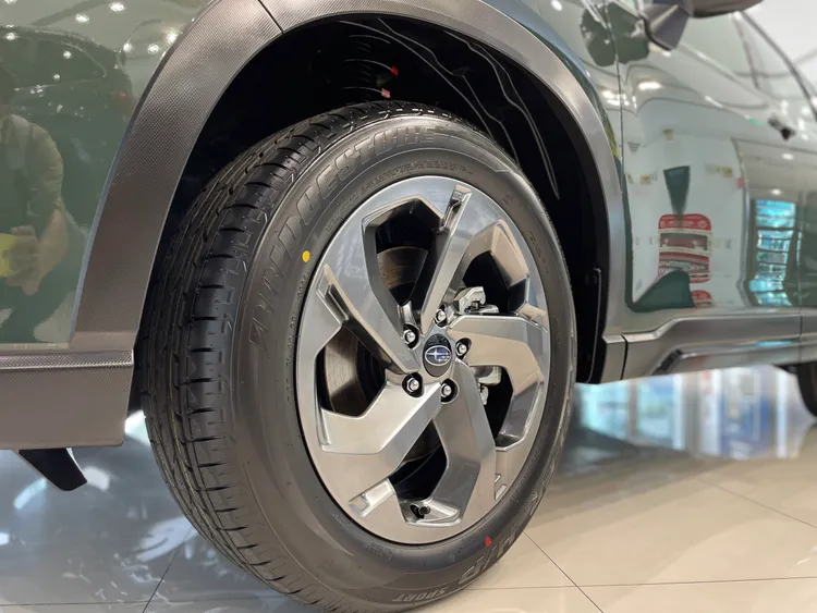 18吋鋁圈也換上專屬的鎗灰色五輻樣式，呈現內斂運動風。林浩昇攝