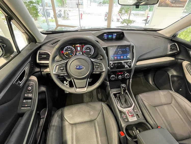 Forester Black Edition森黑版車艙設計並未有特別更動，中央配置8吋多媒體觸控螢幕，全車開闊的視野是一大特色。林浩昇攝