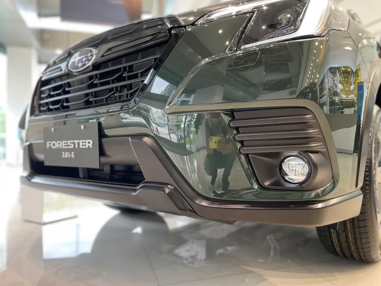 在原本小改款更具殺氣的頭燈造型基礎下，Black Edition森黑版在水箱罩及霧燈罩取消鍍鉻飾條安排，連保險桿下護板也以黑化來呈現。林浩昇攝