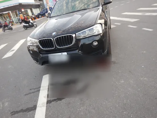 7旬老婦走斑馬線　慘遭BMW休旅車撞上