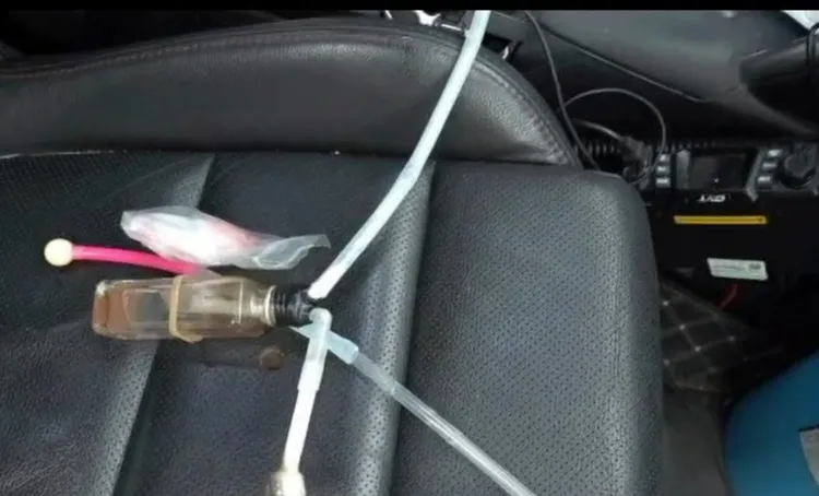 嫌犯車內搜出毒品及吸食器。謮者提供