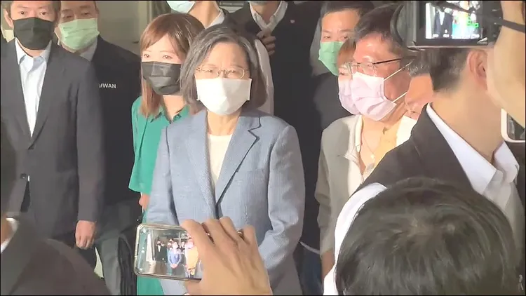 蔡英文離去時，與地方議員、立委合照。陸運陞攝