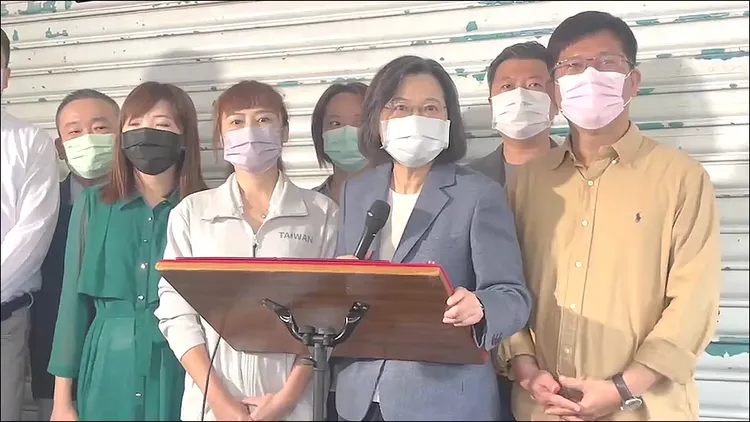 蔡英文強調，18歲公民權修憲複決案，鼓勵大家踴躍投票，行駛憲政體制下重要的公民權。陸運陞攝