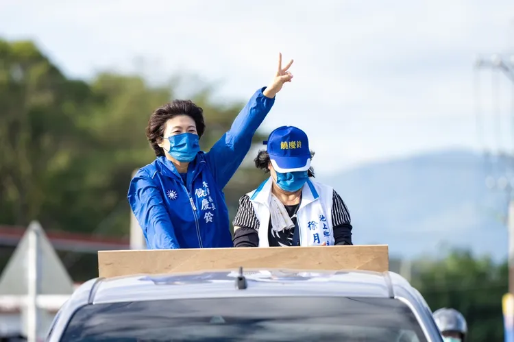 台東縣長候選人饒慶鈴下鄉掃街拜票。饒慶鈴競總提供