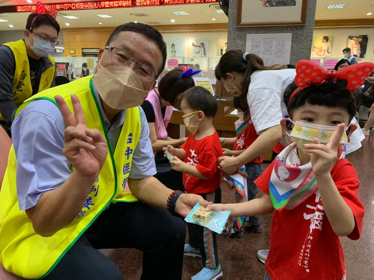 十方啟能慢飛天使，分送親製手工餅乾給長期關懷他們的台電人員。台電員工