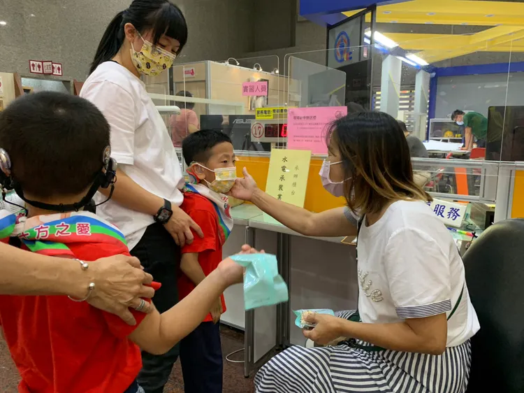 慢飛天使自製手工餅乾，分送給前往洽公的民眾。台電提供