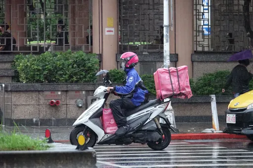 外送員穿雨衣入內取餐被嗆！　「店家給負評」掀兩派網友論戰