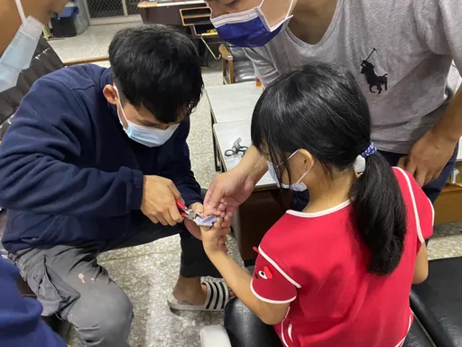 女童玩洞洞椅手指卡住拔不出來　家長攜女直奔消防隊求助