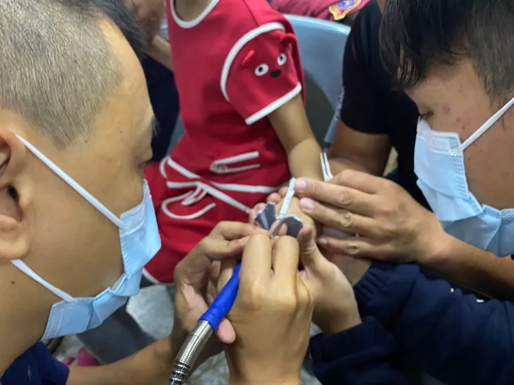 消防隊員幫女童解圍。玉里消防分隊提供