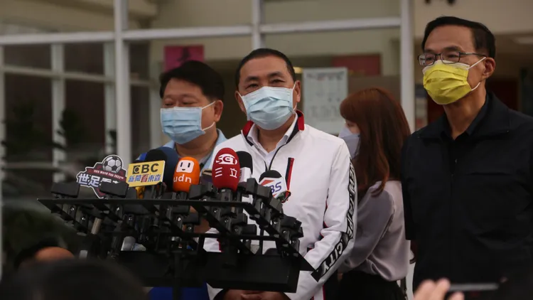 新北市長侯友宜今天下午前往新北市刑大慰勉專案小組辛勞。新北市警局提供