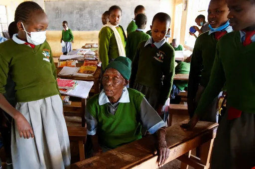 「若沒受教育和一隻雞沒差別」全球最老的小學生 99歲嬤辭世