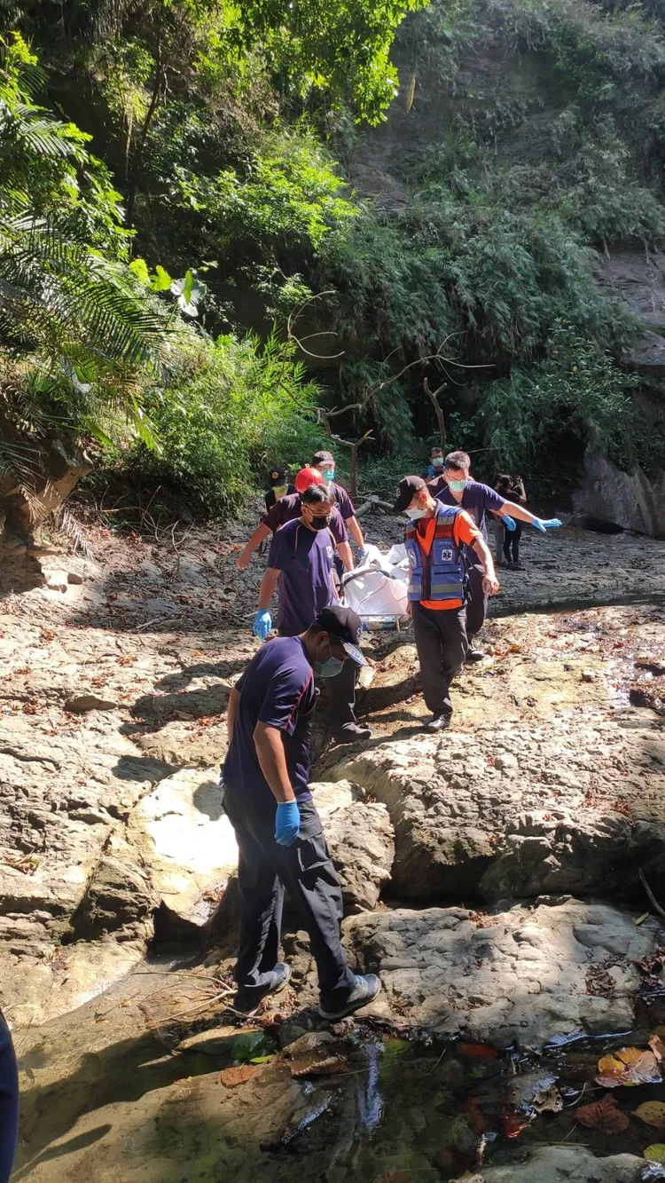 消防人員將王男遺體抬下山。民眾提供