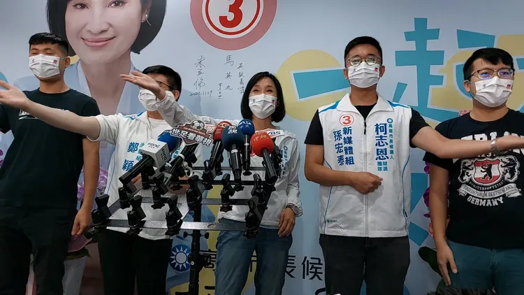 柯志恩與青年軍重現過去「柯主持人」的橋段，共同擺出手勢，呼喊「繞著高雄跑！」凃建豐攝