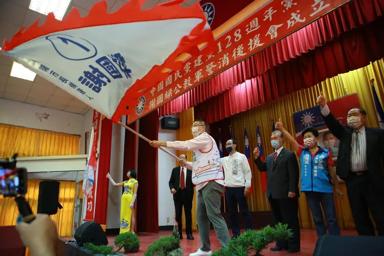 謝國樑參加國民黨黨慶，現場揮動旗幟營造勝選氣勢。謝國樑提供