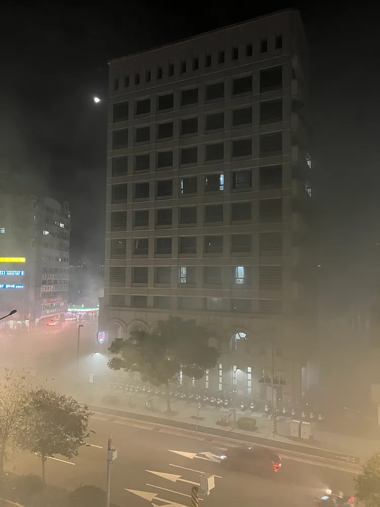 整條街濃煙密布。翻攝畫面