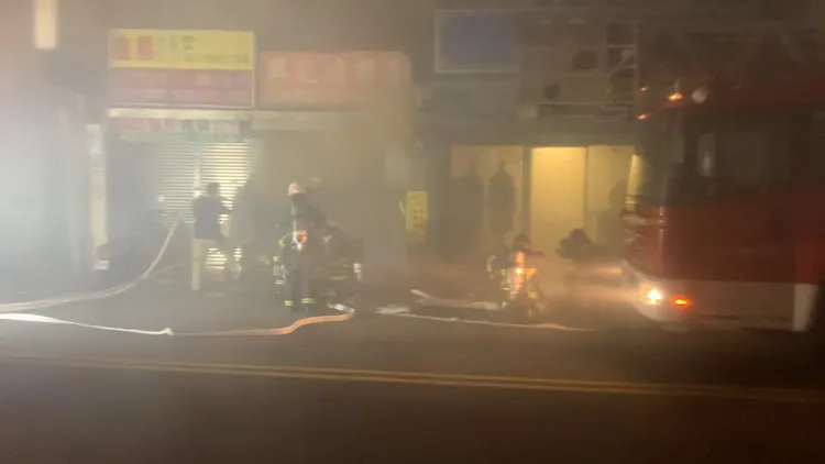 現場燒臘店起火。翻攝畫面