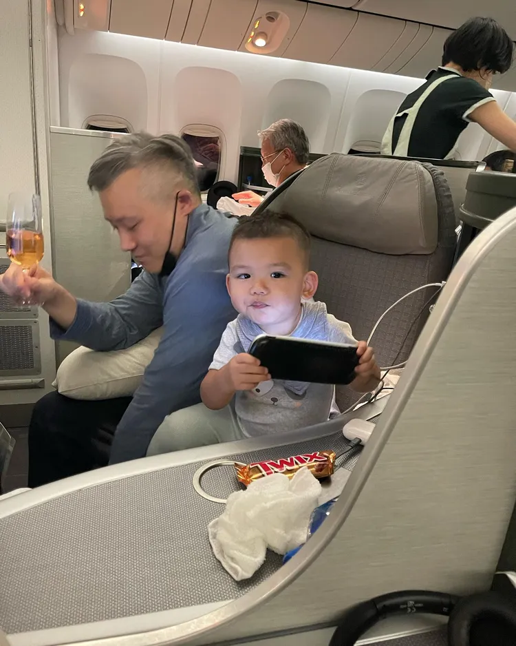 武廣明（左）飲酒育兒，相當愜意。翻攝林可彤臉書