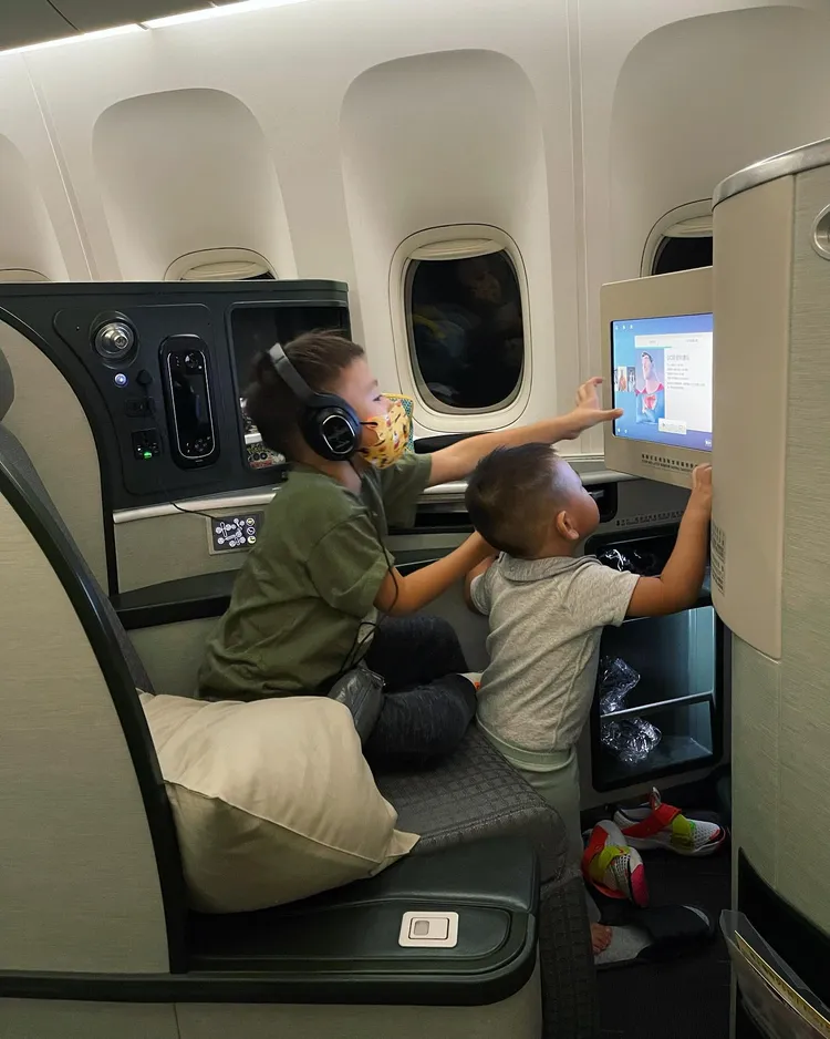 Adam（左）和Aston一起看電影。翻攝林可彤臉書