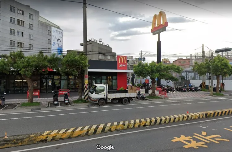 羅女辯稱有返回現場，但沒看到人，以為停在路邊的車子是去買麥當勞。翻攝Google map