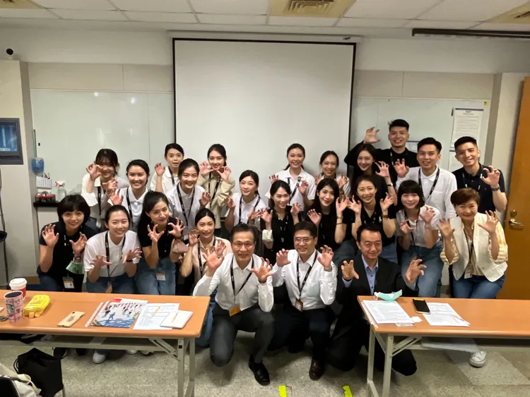 台灣虎航第十八批客艙組員報到與總經理張明瑋開心合影（前排蹲者左）。台灣虎航提供