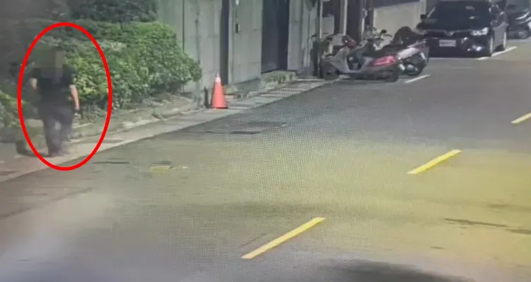 身穿黑衣的孟男在店外觀望。翻攝畫面