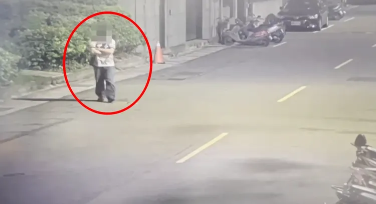 孟男得手後，已換成白衣離開現場。翻攝畫面