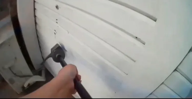 警方前往攻堅破門。警方提供