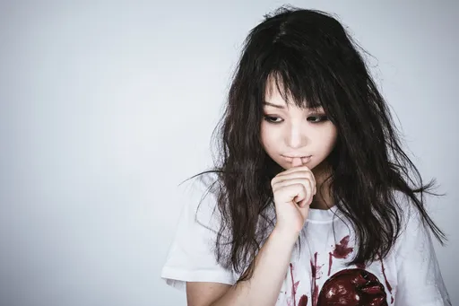 男友媽如「喪屍」突狠咬她！還裝作鬧著玩　女大腿瘀青氣問「這正常嗎？」