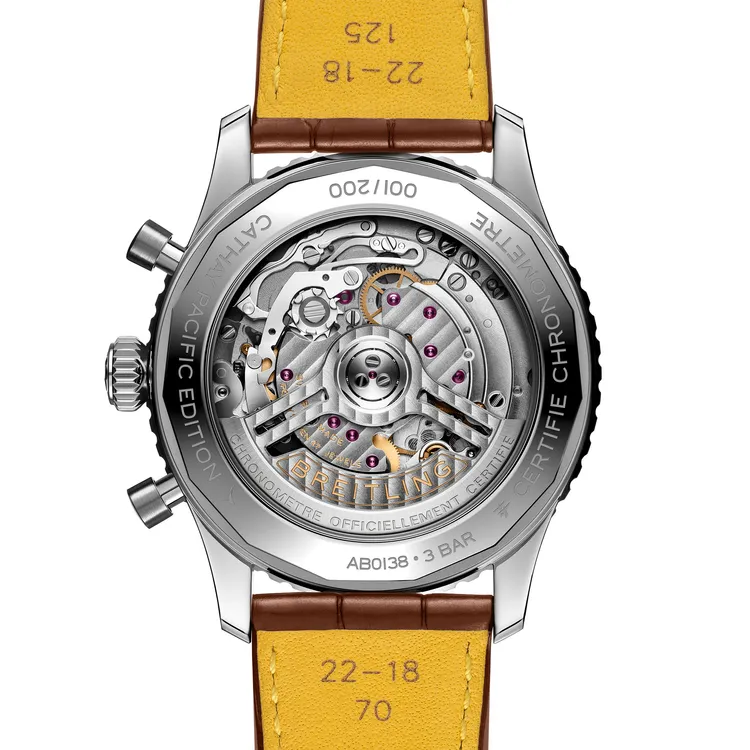百年靈Navitimer B01國泰航空限量錶的錶底蓋鐫刻「Cathay Pacific Edition」字樣。品牌提供