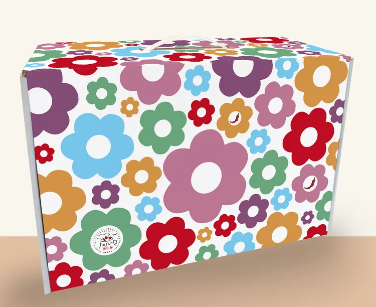 白色為底，點綴滿滿小花的時尚禮盒設計。業者提供