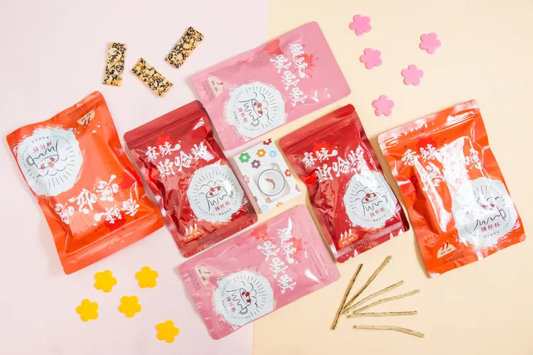 搭配辣杯杯悠遊卡的禮盒，含零食麻辣斯哈斯2包與微辣啾啾啾2包，售價699元。業者提供