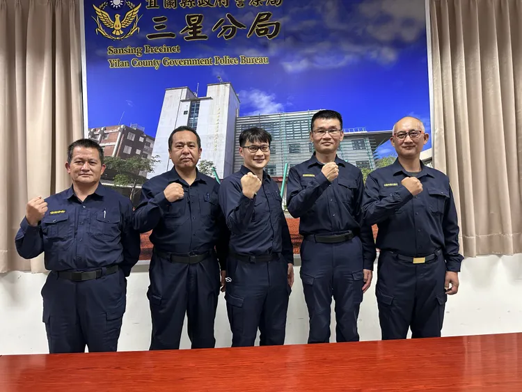 被稱為「搜救五虎將」的南山所長曾文雄（左起）、四季所長柯榮發、大同分駐所長歐立安、警備隊長李文平、寒溪所長古世傑等5人，組成搜救隊入山搜救宜大13名受困師生。林泊志攝